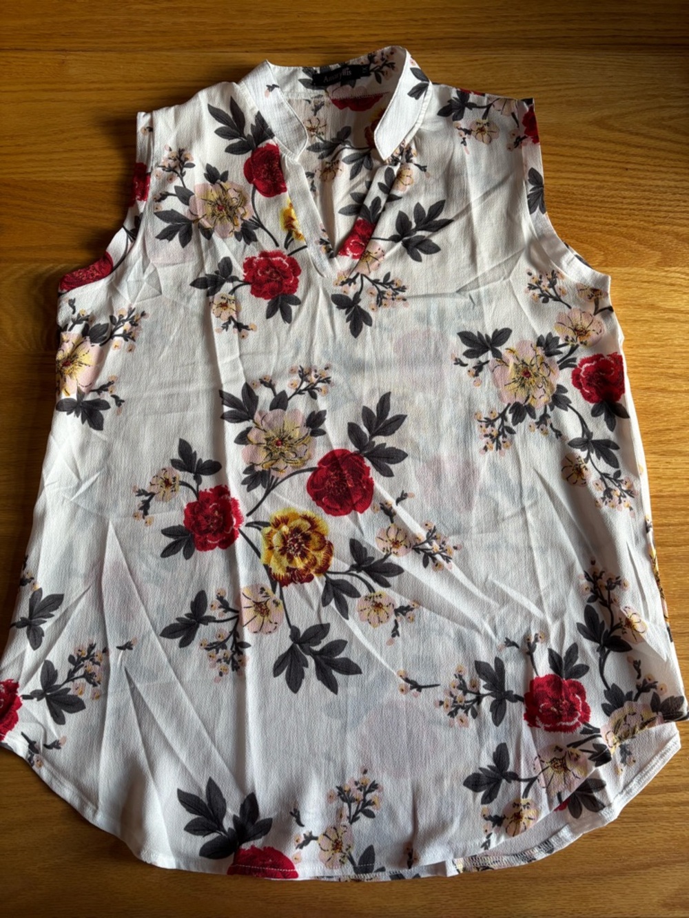 Amaryllis Women’s Floral Printed Blouse 1X  Sleeveless Lightweight V Neck Spring